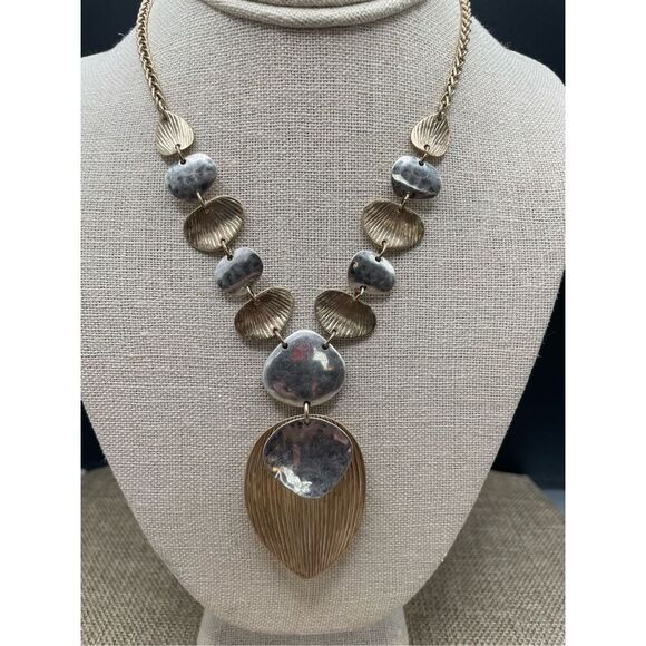 CHICO'S Link Pendant Necklace Two Tone Textured Hammered Links Leaf Petal 16” - Picture 9 of 9